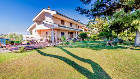 ROMA – ARDEATINA – Appartamenti in villa – PARCO DELL’APPIA ANTICA