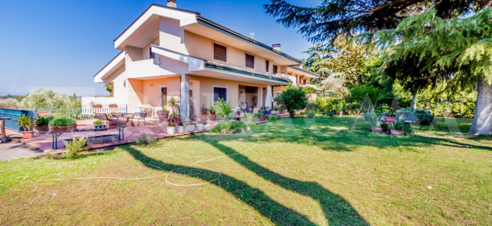 ROMA – ARDEATINA – Appartamenti in villa – PARCO DELL’APPIA ANTICA