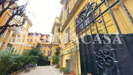 ROMA – APPARTAMENTO IN VILLINO LIBERTY DEI PRIMI DEL ’900 SPLENDIDO